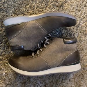 Dansko Ginny Taupe Ankle Boot Nubuck 